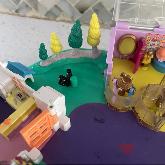 Polly Pocket Vintage 1996 Magical
Movin Pollyville Playset Boutique
House Toy - Picture 8 of 11
